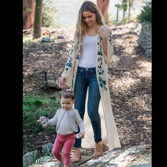 Embroidered floor length kimono - Picture 3 of 11